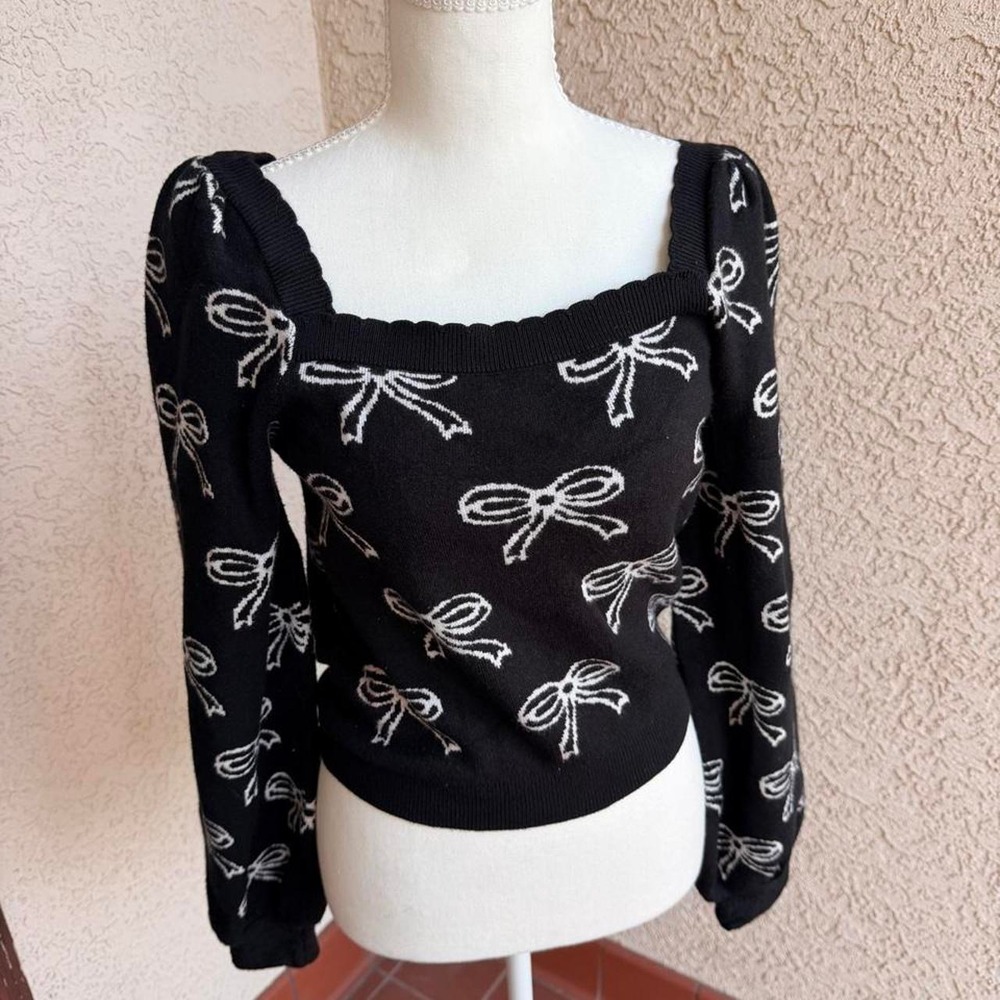 Black & white bow print sweater with square neckline